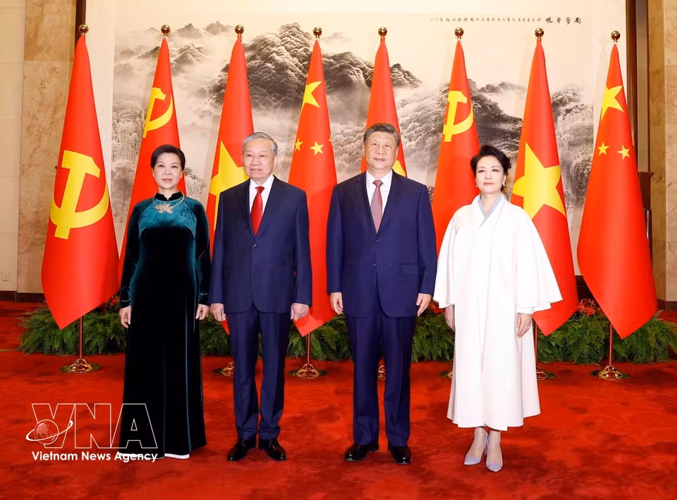 General Secretary and State President To Lam and his spouse, together with General Secretary and President of China Xi Jinping and his spouse, pose for a group photo. (Photo: VNA)