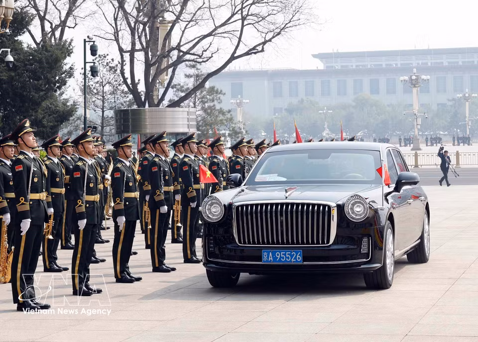 The motorcade carrying General Secretary and State President To Lam and his spouse arrives at the Great Hall of the People. (Photo: VNA)