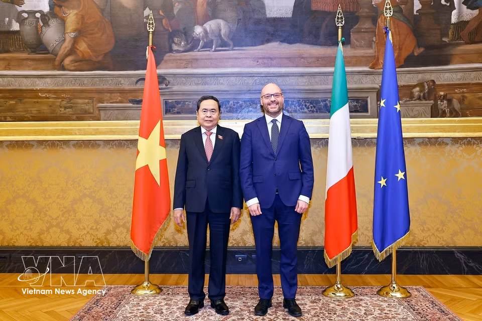 NA Chairman Tran Thanh Man and President of the Italian Chamber of Deputies Lorenzo Fontana pose for a photo. (Photo: VNA)