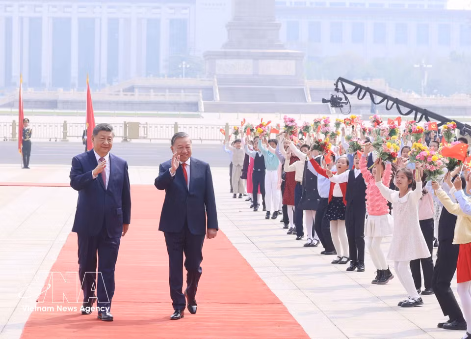 Chinese children welcome General Secretary and State President To Lam at the ceremony. (Photo: VNA)