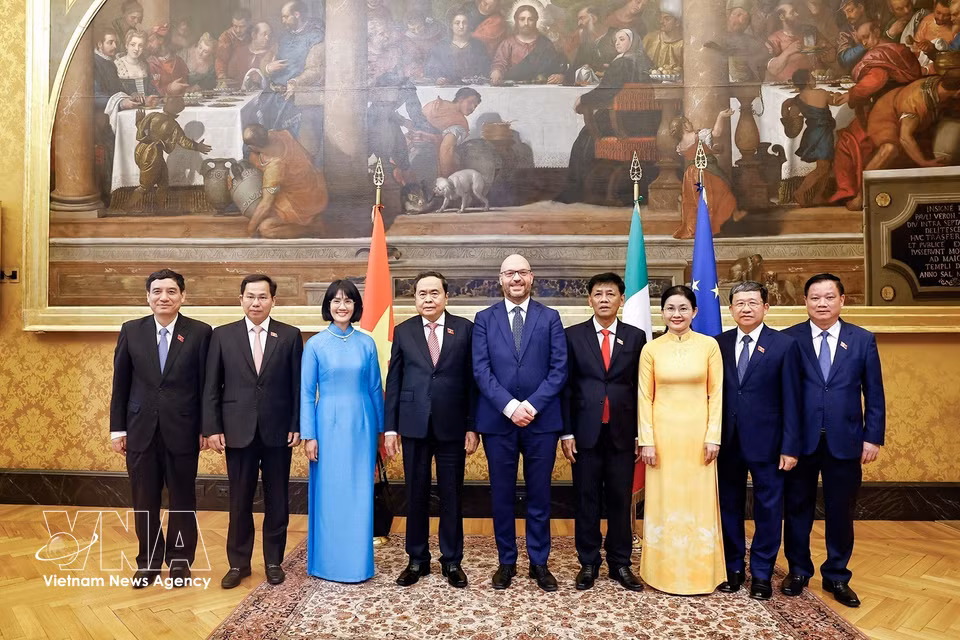 NA Chairman Tran Thanh Man and President of the Italian Chamber of Deputies Lorenzo Fontana pose for a group photo with delegates. (Photo: VNA)