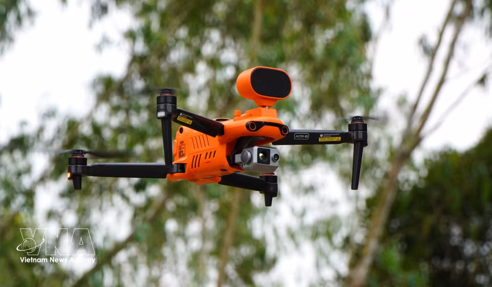 A specialised drone equipped with advanced technologies supports forest fire prevention and control. (Photo: VNA)
