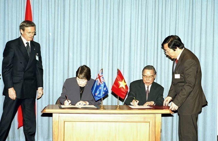 Prime Minister Phan Van Khai and New Zealand Prime Minister Helen Clark sign Joint Statement during official visit to New Zealand (May 9, 2005). (Photo: VNA)