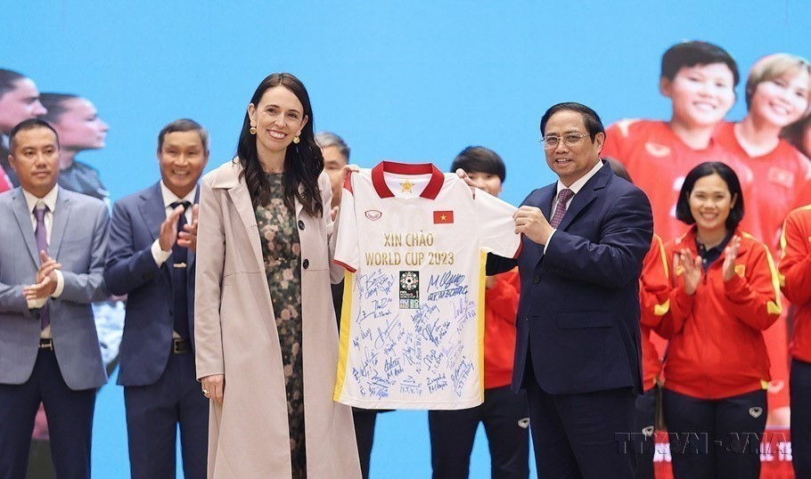 Prime Minister Pham Minh Chinh and New Zealand Prime Minister Jacinda Ardern meet Vietnam’s national women’s football team ahead of their participation in the 2023 FIFA Women’s World Cup in New Zealand and Australia. (Hanoi, November 14, 2022) (Photo: VNA)