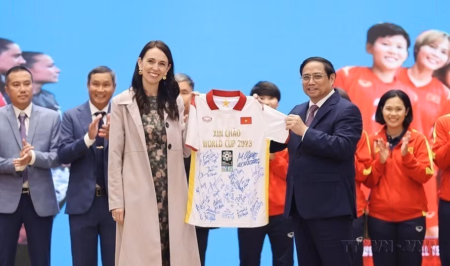 Prime Minister Pham Minh Chinh and New Zealand Prime Minister Jacinda Ardern meet Vietnam’s national women’s football team ahead of their participation in the 2023 FIFA Women’s World Cup in New Zealand and Australia. (Hanoi, November 14, 2022) (Photo: VNA)