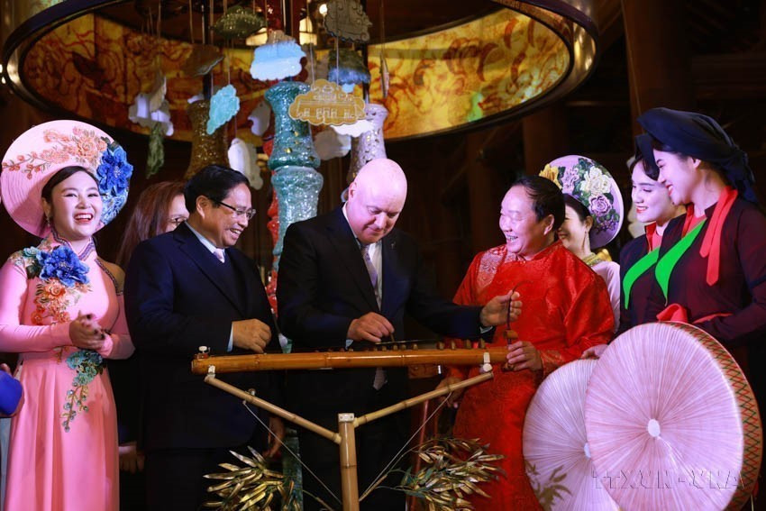 New Zealand Prime Minister Christopher Luxon and Prime Minister Pham Minh Chinh visit the Van Mieu–Quoc Tu Giam special national relic site and experience traditional Vietnamese musical instruments (Hanoi, February 27, 2025). (Photo: VNA)