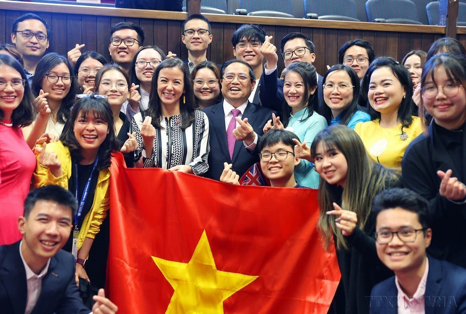 Prime Minister Pham Minh Chinh meets Vietnamese students at Victoria University of Wellington (Wellington, March 11, 2024). (Photo: VNA)