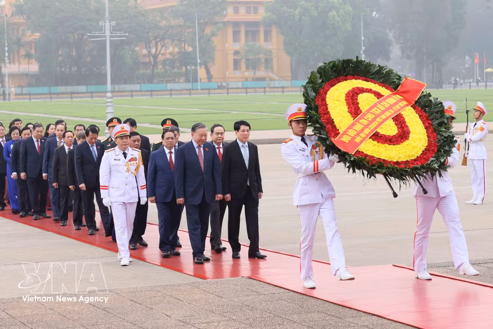 Party General Secretary To Lam, along with Party and State leaders and deputies of the 16th National Assembly, lay wreaths and pay tribute at the Mausoleum of President Ho Chi Minh. (Photo: VNA)