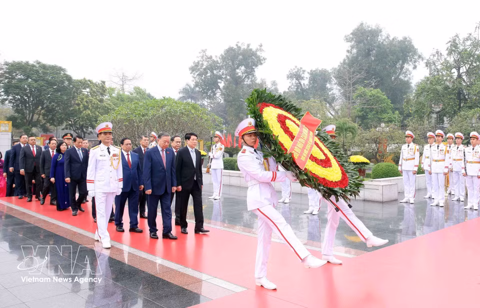 On the same morning, the delegation of Party and State leaders and deputies of the 16th National Assembly, led by Party General Secretary To Lam, lay a wreath at the Monument to Heroes and Martyrs on Bac Son Street in Hanoi. (Photo: VNA)