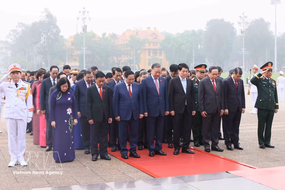 Party General Secretary To Lam, together with Party and State leaders and deputies of the 16th National Assembly, pay solemn tribute to President Ho Chi Minh. (Photo: VNA)