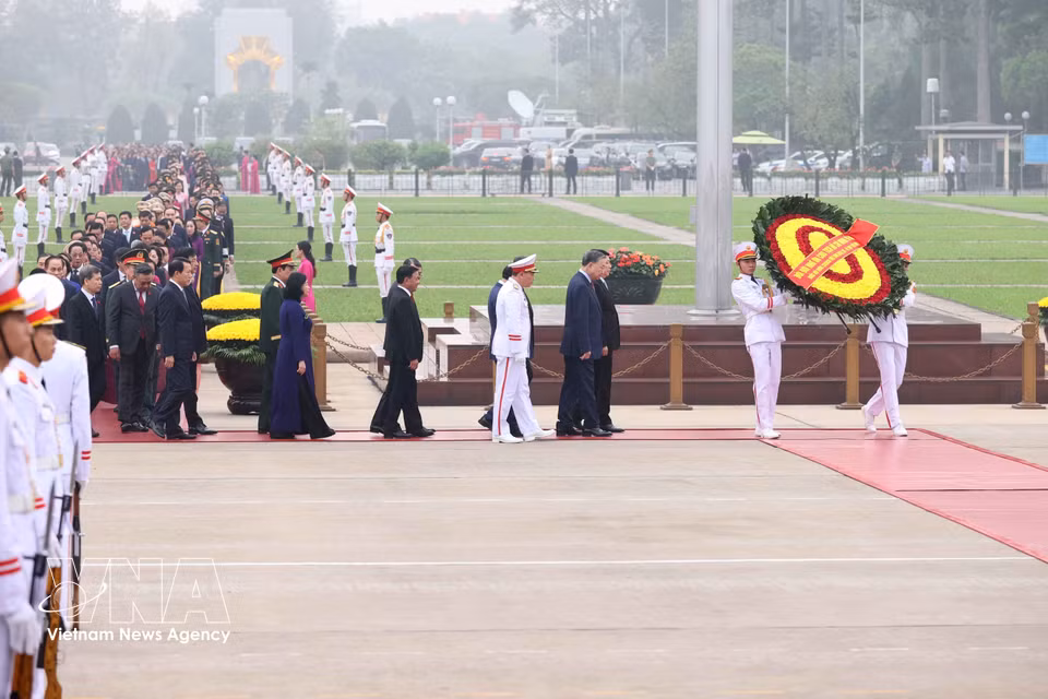 A delegation of Party and State leaders and deputies of the 16th National Assembly lay wreaths and pay tribute at the Mausoleum of President Ho Chi Minh. (Photo: VNA)