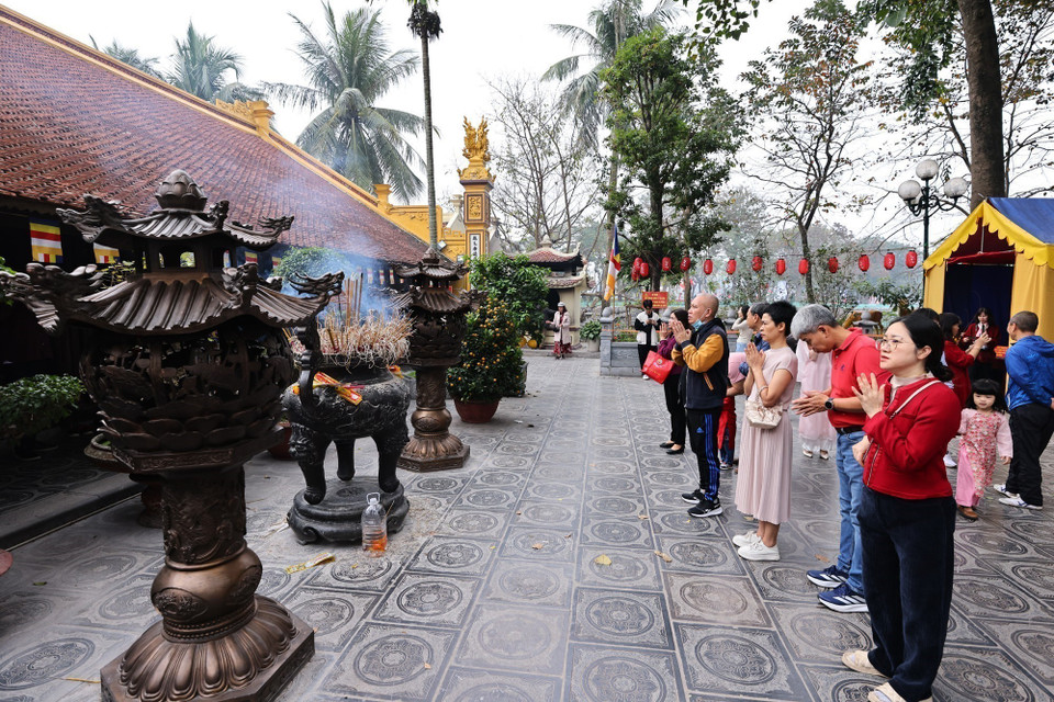 Hanoians visit Tran Quoc Pagoda on the first morning of the Lunar New Year of the Horse. (Photo: VNA)
