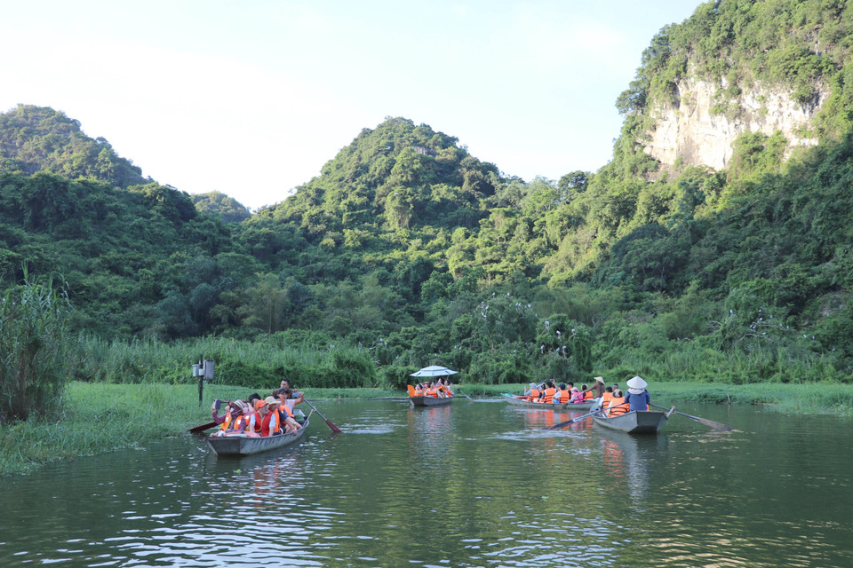 Visitors tour Thung Nham Bird Park in Nam Hoa Lu ward, Ninh Binh province. (Photo: VNA)