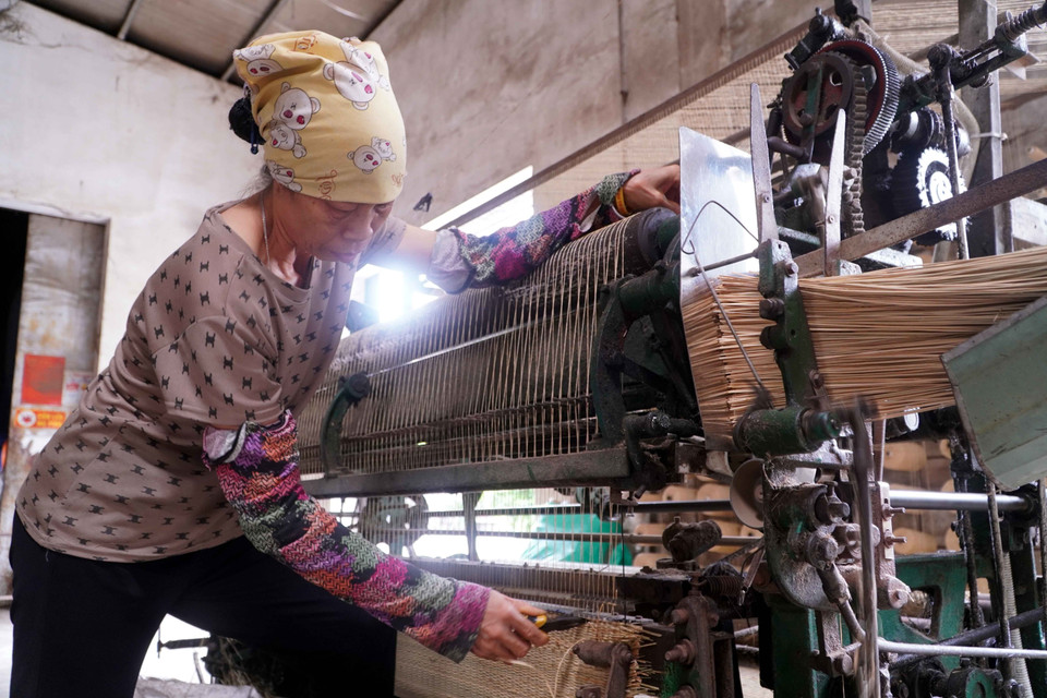 A manual weaver can produce about two mats a day, while a machine operator can weave up to 25. (Photo: VNA)