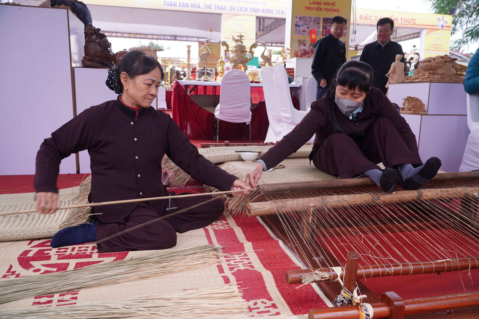 Residents of Phu Duc commune (Hung Yen province) demonstrate traditional handweaving at the Hung Yen Culture, Sports and Tourism Week 2025. (Photo: VNA)