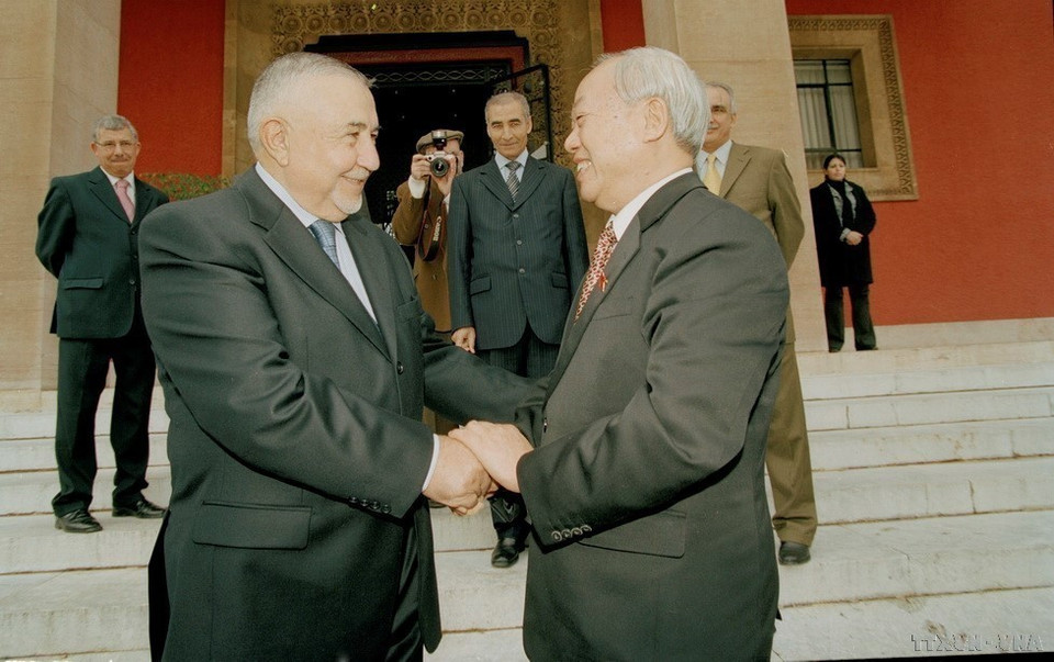 Speaker of the Moroccan House of Representatives Abdelwahed Radi welcomes National Assembly Chairman Nguyen Van An during his official visit to Morocco (Rabat, December 22, 2005). (Photo: VNA)