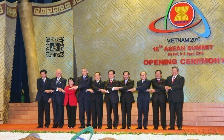 Heads of delegations attend the Opening Ceremony of the 16th ASEAN Summit at the My Dinh National Convention Centre (Hanoi, April 8, 2010). (Photo: VNA)