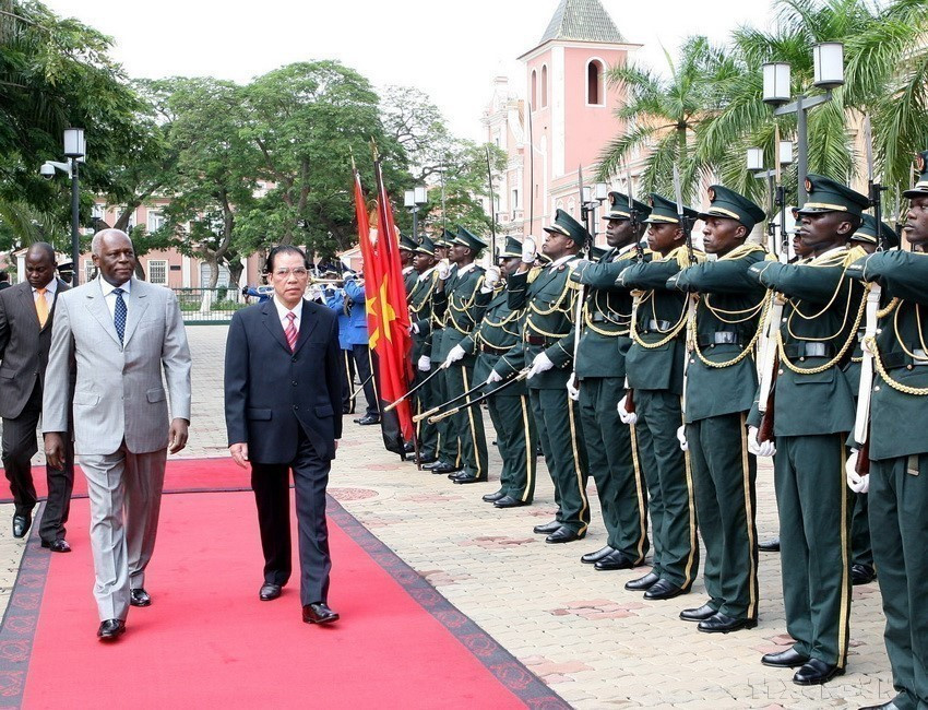 President of Angola José Eduardo dos Santos and Party General Secretary Nong Duc Manh inspect the honour guard during the latter’s official visit to Angola (Luanda, April 3, 2008). (Photo: VNA)