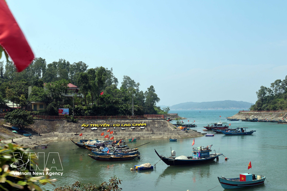 Boats anchor at the Cu Lao Cham Island harbour shelter. (Photo: VNA)
