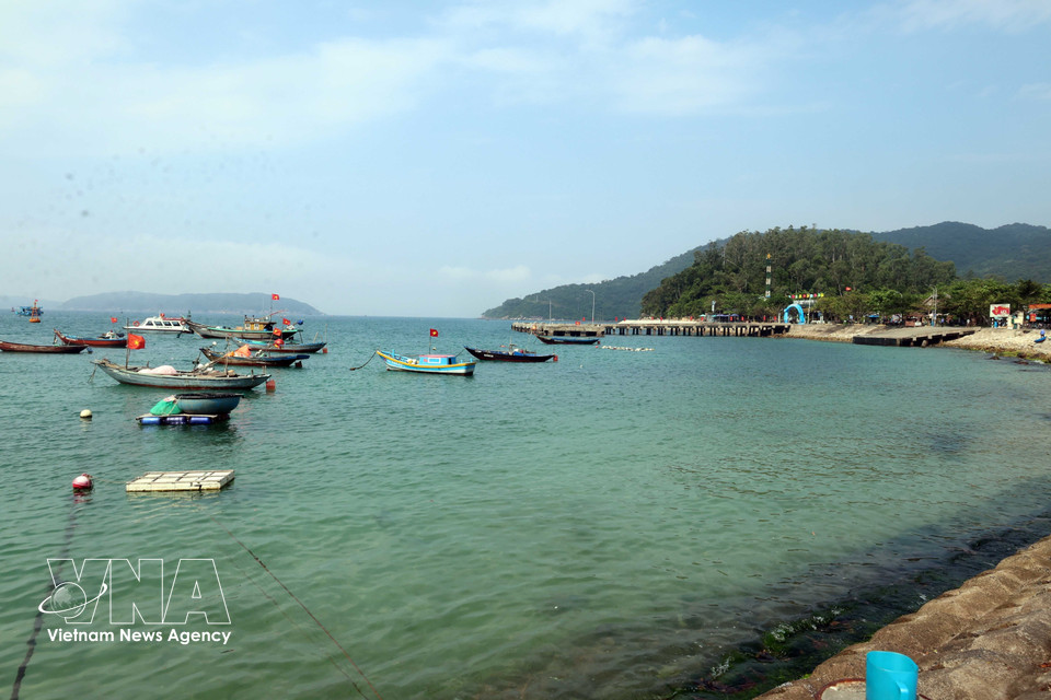 Fishermen on Cu Lao Cham Island use small boats for fishing. (Photo: VNA)