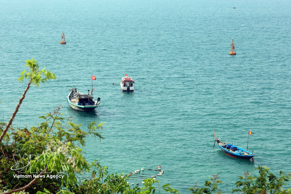 Fishermen on Cu Lao Cham Island use small boats for fishing. (Photo: VNA)