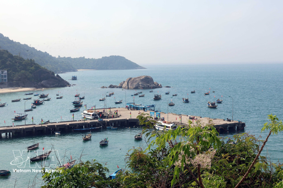 Fishermen on Cu Lao Cham Island use small boats for fishing. (Photo: VNA)