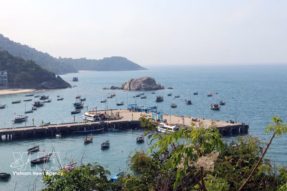 Fishermen on Cu Lao Cham Island use small boats for fishing. (Photo: VNA)