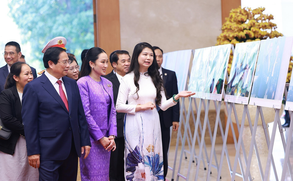 Prime Minister Pham Minh Chinh and Thai Prime Minister Paetongtarn Shinawatra visit a photo exhibition on bilateral cooperation, organised by the Vietnam News Agency. (Photo: VNA)