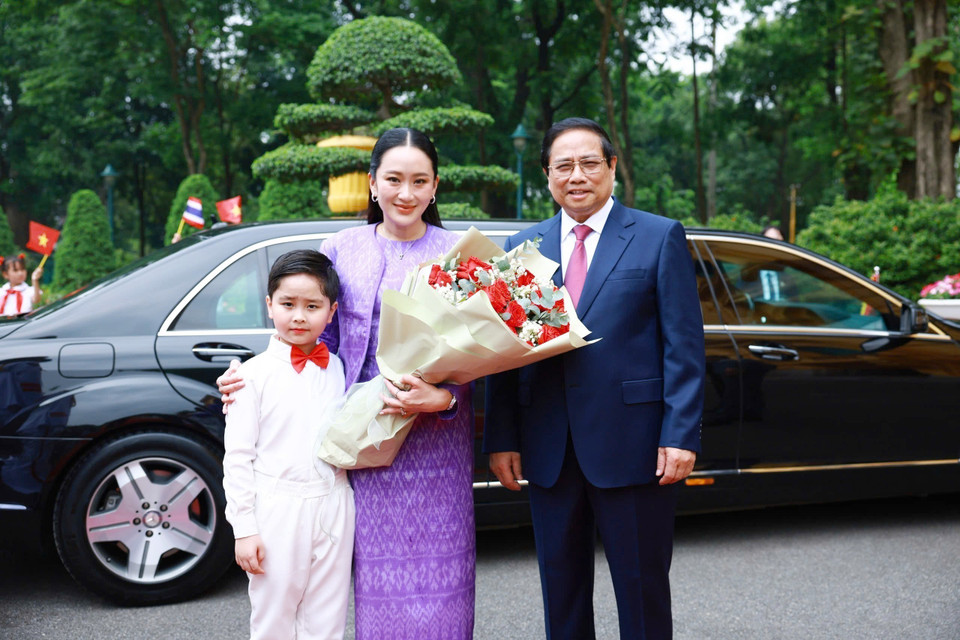 Prime Minister Pham Minh Chinh welcomes Thai Prime Minister Paetongtarn Shinawatra. (Photo: VNA)