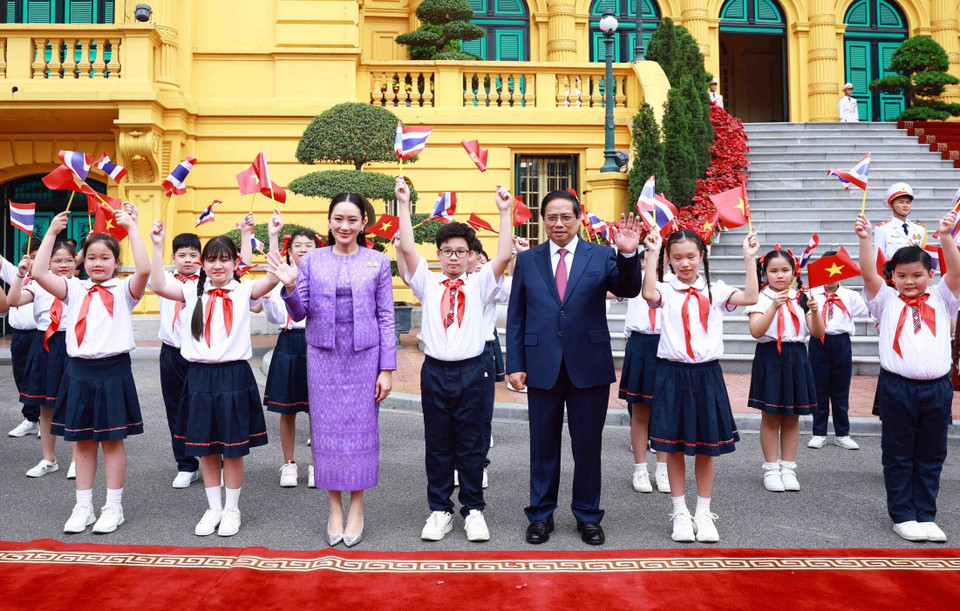 Prime Minister Pham Minh Chinh and Thai Prime Minister Paetongtarn Shinawatra with children in Hanoi. (Photo: VNA)