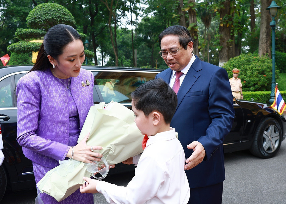A Hanoi boy presents flowers to visiting Thai Prime Minister Paetongtarn Shinawatra. (Photo: VNA)