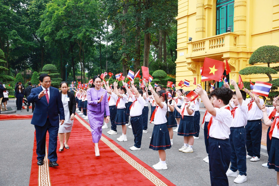 Children in Hanoi warmly greet Prime Minister Paetongtarn Shinawatra during her official visit to Vietnam. (Photo: VNA)