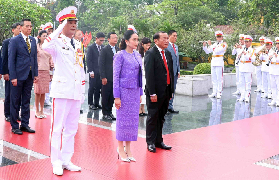 Thai Prime Minister Paetongtarn Shinawatra also lays a wreath at the Monument to Heroic Martyrs on Bac Son Street, Ba Dinh District, Hanoi. (Photo: VNA)