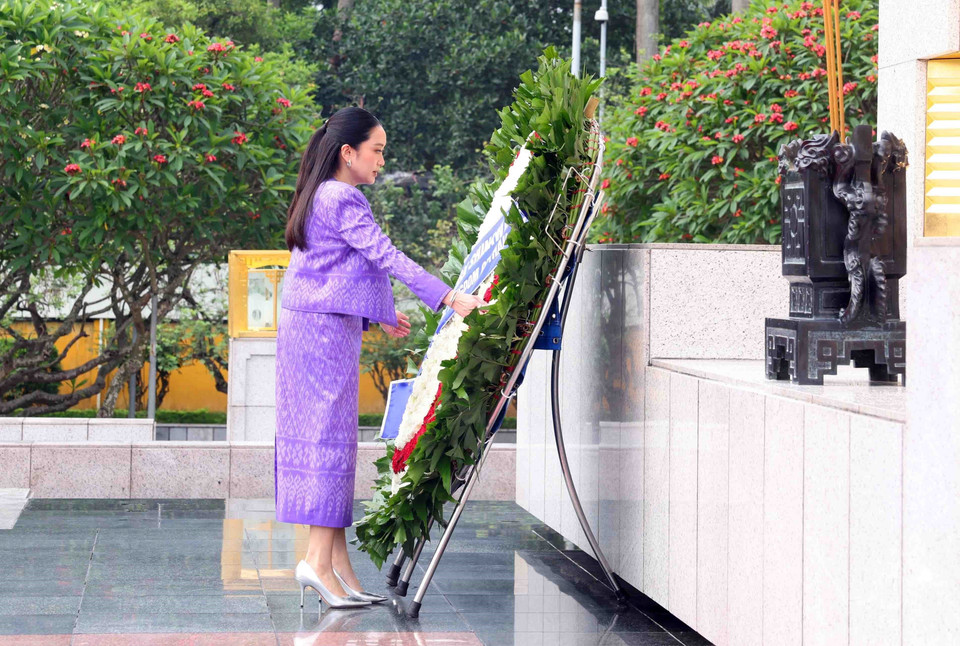 Thai Prime Minister Paetongtarn Shinawatra also lays a wreath at the Monument to Heroic Martyrs on Bac Son Street, Ba Dinh District, Hanoi. (Photo: VNA)