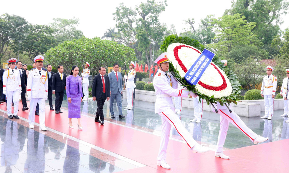 Thai Prime Minister Paetongtarn Shinawatra also lays a wreath at the Monument to Heroic Martyrs on Bac Son Street, Ba Dinh District, Hanoi. (Photo: VNA)