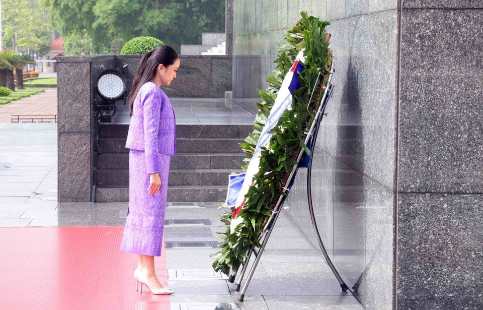 Thai Prime Minister Paetongtarn Shinawatra lays a wreath and pays respects to President Ho Chi Minh at his mausoleum. (Photo: VNA)
