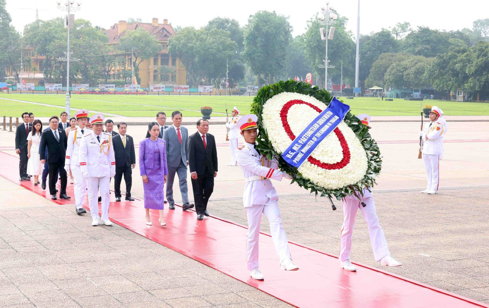 Thai Prime Minister Paetongtarn Shinawatra lays a wreath and pays respects to President Ho Chi Minh at his mausoleum. (Photo: VNA)