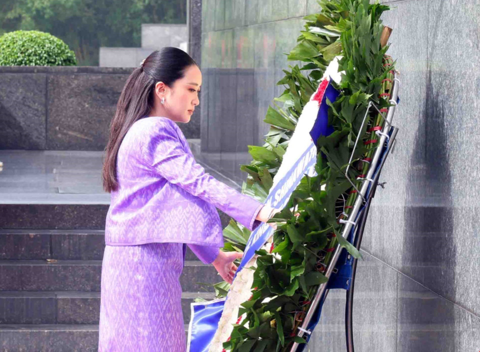 Thai Prime Minister Paetongtarn Shinawatra lays a wreath and pays respects to President Ho Chi Minh at his mausoleum. (Photo: VNA)
