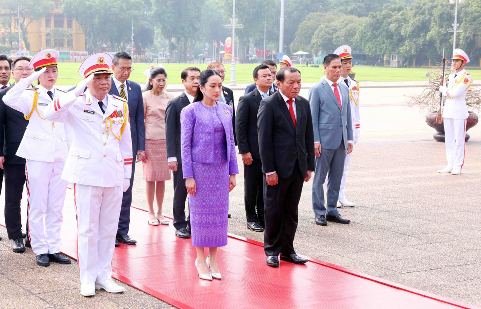 Thai Prime Minister Paetongtarn Shinawatra lays a wreath and pays respects to President Ho Chi Minh at his mausoleum. (Photo: VNA)