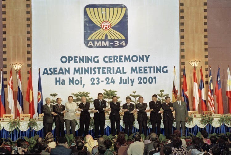 Since joining ASEAN in 1995, Vietnam has contributed significantly to maintaining solidarity and reinforcing ASEAN’s central role. In photo: Heads of delegation attend the opening of the 34th ASEAN Foreign Ministers’ Meeting (Hanoi, July 23–24, 2001). (Photo: VNA)
