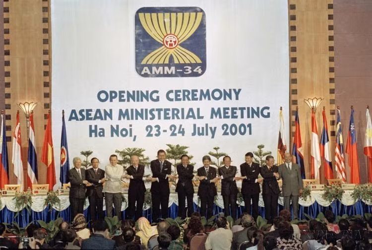 Since joining ASEAN in 1995, Vietnam has contributed significantly to maintaining solidarity and reinforcing ASEAN’s central role. In photo: Heads of delegation attend the opening of the 34th ASEAN Foreign Ministers’ Meeting (Hanoi, July 23–24, 2001). (Photo: VNA)