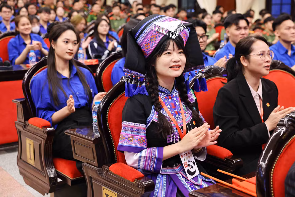 Vietnamese and Chinese youth delegates attend the ceremony. (Photo: VNA)