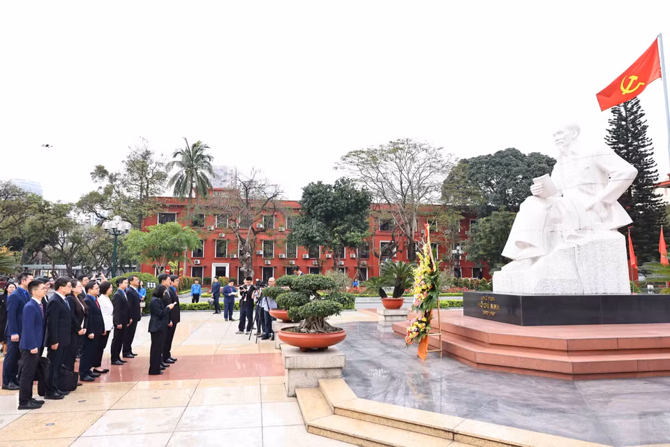 Youth delegates from both countries pay floral tributes at the Ho Chi Minh Monument. (Photo: VNA)