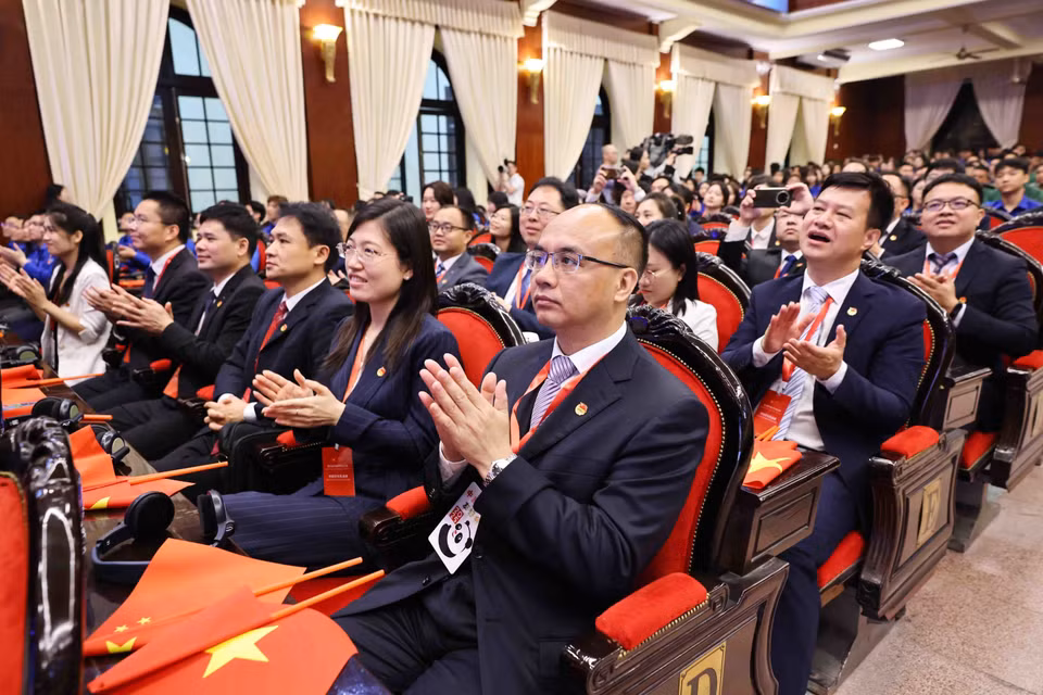 Delegates from the Communist Youth League of China attend the ceremony. (Photo: VNA)