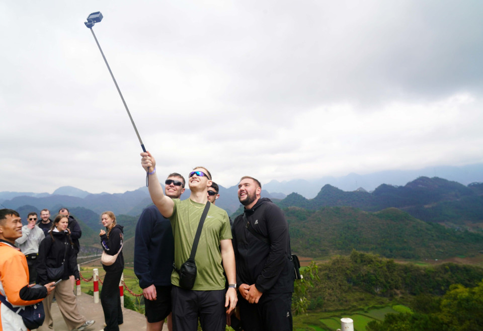 Tourists capture memorable moments on Dong Van Karst Plateau. (Photo: VNA)