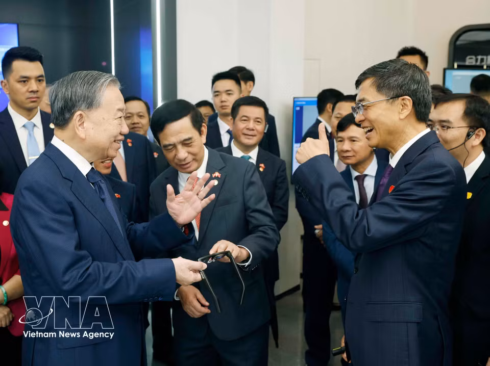 Party General Secretary and State President To Lam and delegates at the China–ASEAN Artificial Intelligence Application Cooperation Centre. (Photo: VNA)