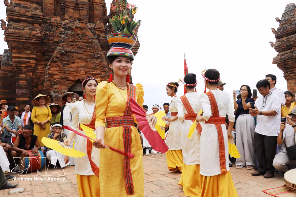 Cham girls perform a welcoming dance during the Kate Festival at the Po Klong Garai Tower in Do Vinh ward, Khanh Hoa. (Photo: VNA)