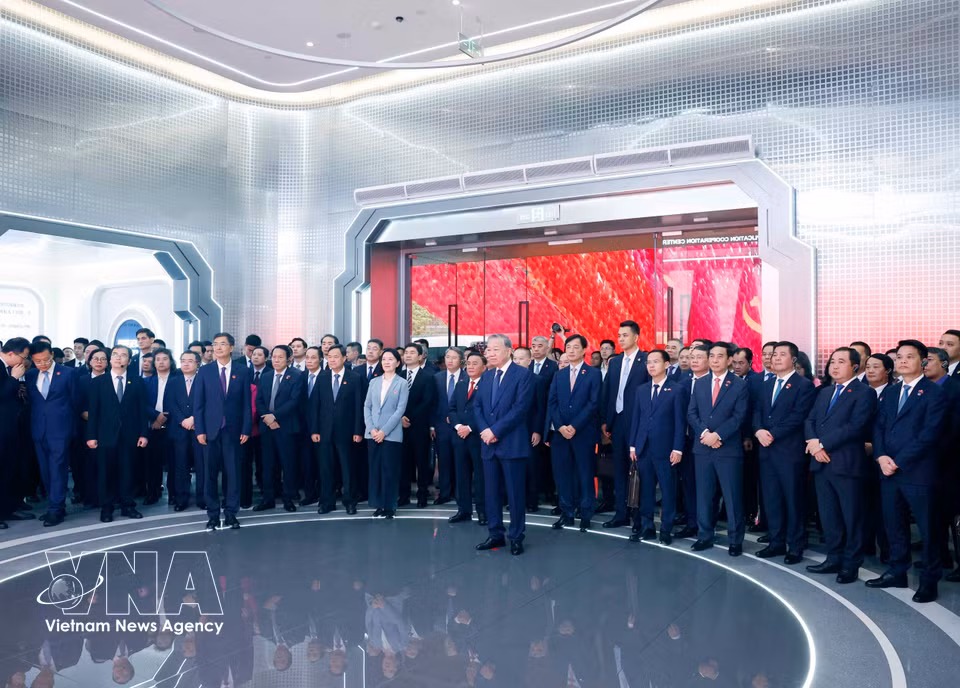 Party General Secretary and State President To Lam and delegates at the China–ASEAN Artificial Intelligence Application Cooperation Centre. (Photo: VNA)