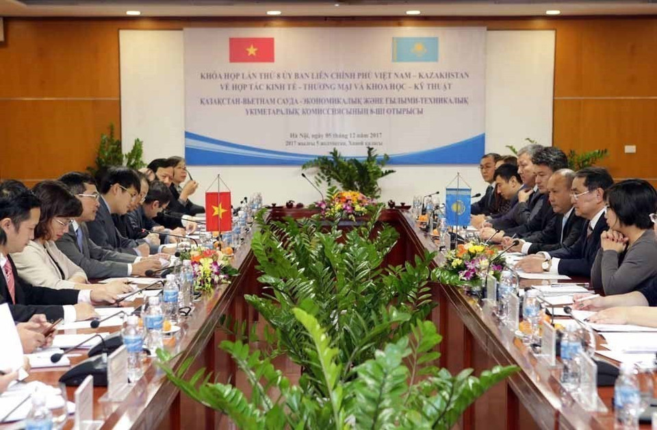 The 8th session of the Vietnam–Kazakhstan Intergovernmental Committee on Economic, Trade, Scientific and Technical Cooperation (Hanoi, December 5, 2017). (Photo: VNA)