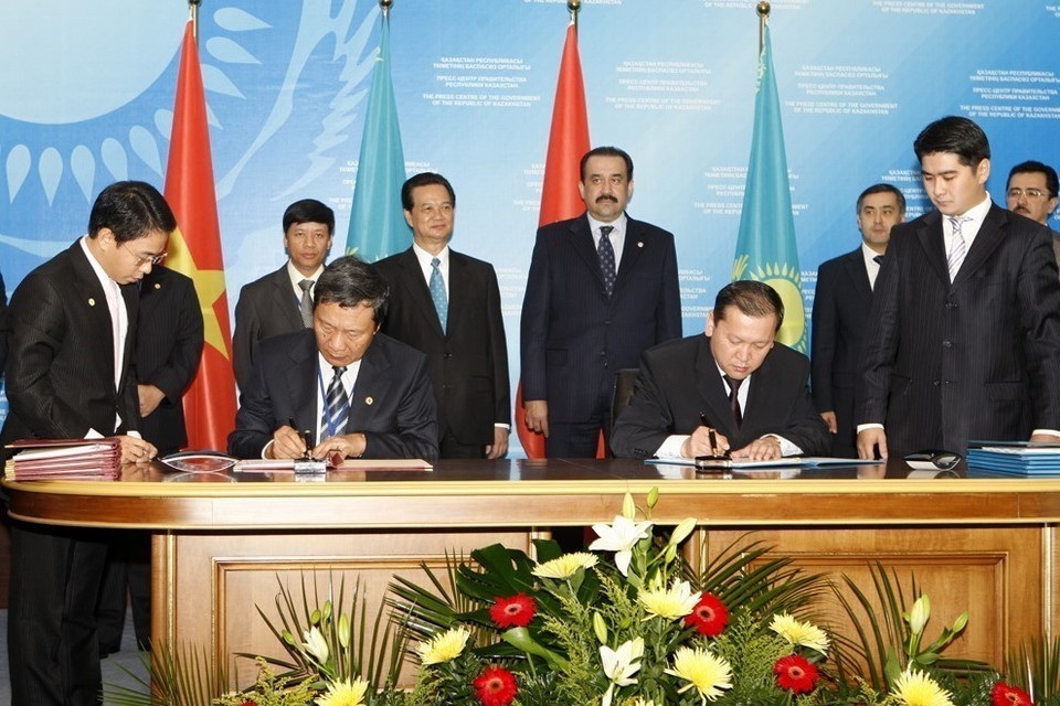 Kazakh Prime Minister Karim Masimov and Vietnamese Prime Minister Nguyen Tan Dung witness the signing of an intergovernmental agreement on employment for citizens of both countries (September 15, 2009). (Photo: VNA)